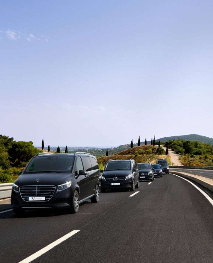 English: A line of black Mercedes-Benz luxury vans driving in a convoy on a highway in Portugal Português: Uma fila de carrinhas de luxo pretas da Mercedes-Benz a circular em comboio numa autoestrada em Portugal