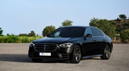 English: A black Mercedes-Benz S-Class luxury sedan parked on a sunny day in the Algarve Português: Um sedan de luxo preto Mercedes-Benz Classe S estacionado num dia de sol no Algarve