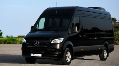 English: A black Mercedes-Benz Sprinter luxury van parked outdoors, showcasing its sleek design Português: Uma carrinha de luxo preta Mercedes-Benz Sprinter estacionada ao ar livre, exibindo o seu design elegante
