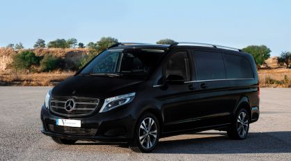English: A black Mercedes-Benz V-Class luxury van parked on a sunny day in the Algarve Português: Uma carrinha de luxo preta Mercedes-Benz Classe V estacionada num dia de sol no Algarve