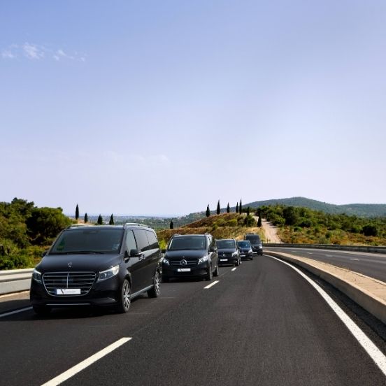 English: A line of black Mercedes-Benz luxury vans driving in a convoy on a highway in Portugal Português: Uma fila de carrinhas de luxo pretas da Mercedes-Benz a circular em comboio numa autoestrada em Portugal
