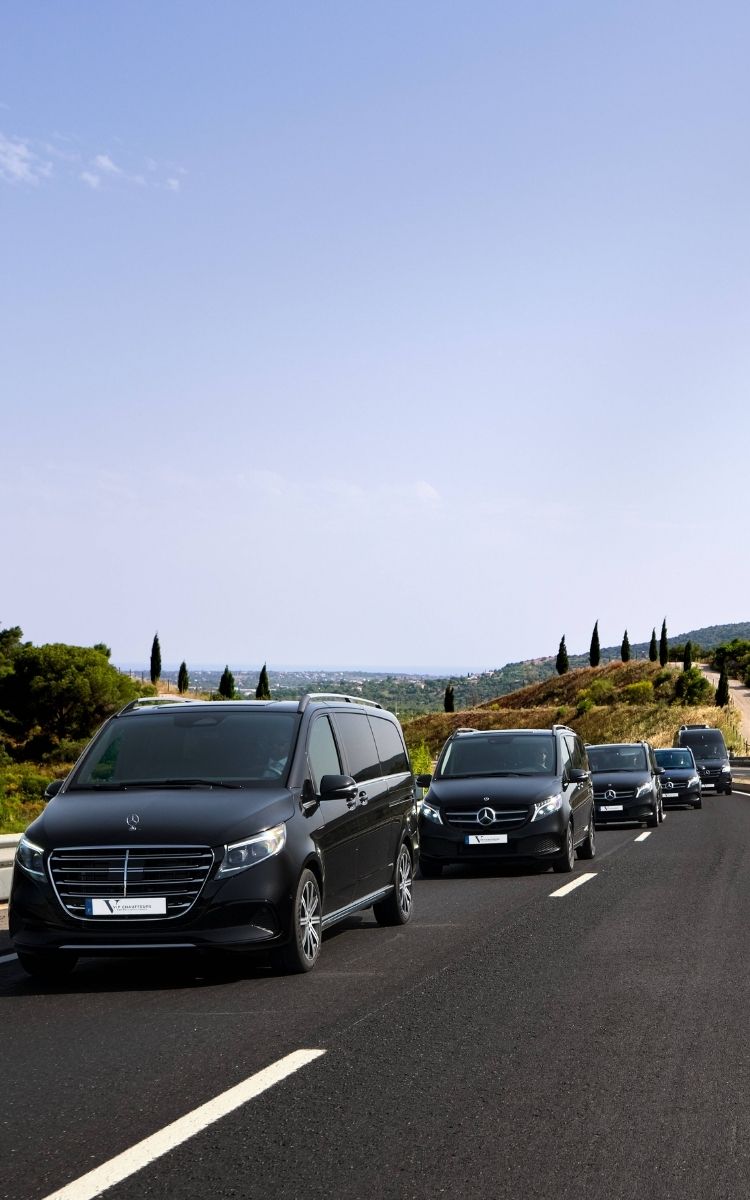 English: A line of black Mercedes-Benz luxury vans driving in a convoy on a highway in Portugal Português: Uma fila de carrinhas de luxo pretas da Mercedes-Benz a circular em comboio numa autoestrada em Portugal