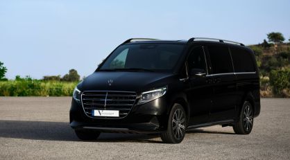 English: A black Mercedes-Benz V-Class luxury van parked on a sunny day in the Algarve Português: Uma carrinha de luxo preta Mercedes-Benz Classe V estacionada num dia de sol no Algarve